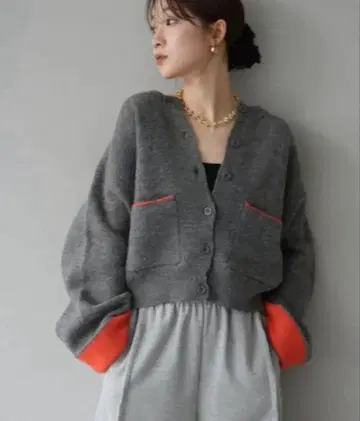 바이컬러 오버 니트 가디건 차콜/lumier 같은 형태