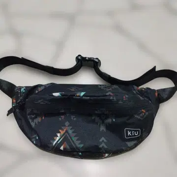 Kiu 기하학 패턴 바디백