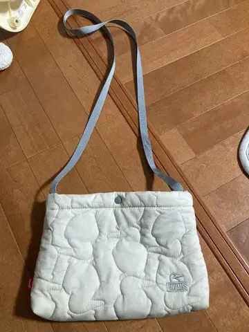 CHUMS 퀼팅 숄더백 화이트