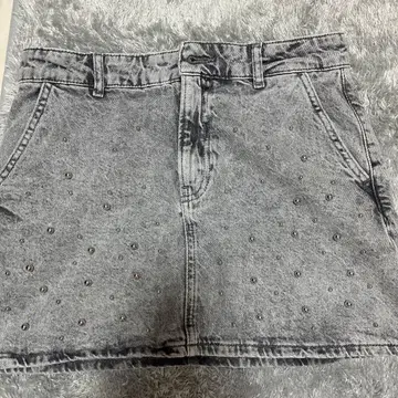 스터드 포함 그레이 데님 타이트 스커트