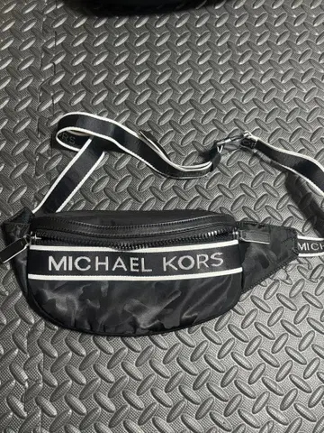 MICHAEL KORS 바디백 웨스트 파우치 블랙
