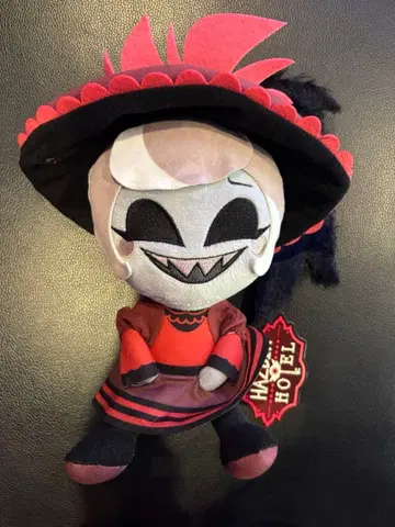 해즈빈 호텔 앉아 봉제 인형 로지