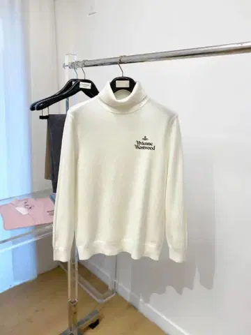 터틀넥 니트 화이트