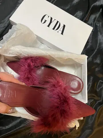 GYDA 버건디 퍼 달린 뮬 S 사이즈