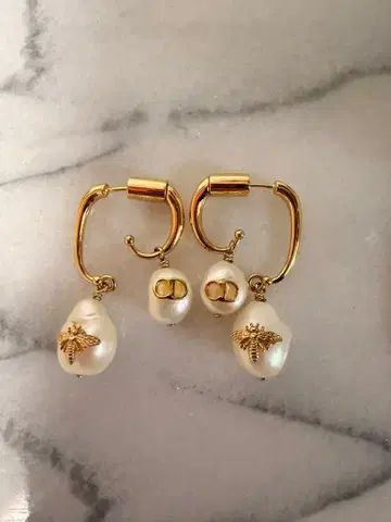 골드 후프 펄 귀걸이 벌 모티브
