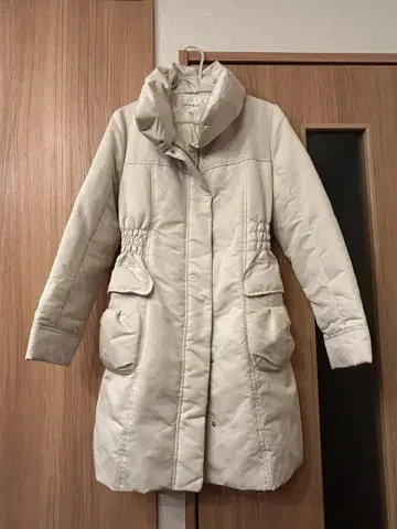LOUNI 아이보리 후드 부착 허리 라인 다운 자켓