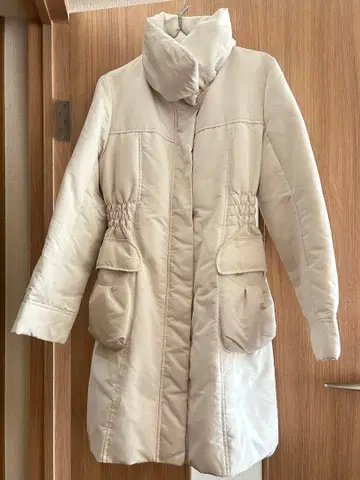 LOUNI 아이보리 후드 부착 허리 라인 다운 자켓