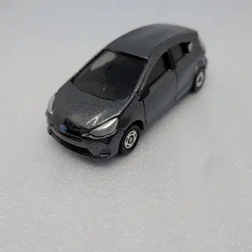 토미카 98 도요타 아쿠아 초회 컬러