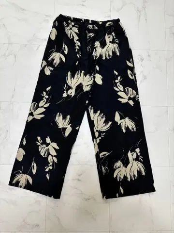 프릭스스토어 꽃무늬 릴랙스 이지 팬츠 블랙 플라워