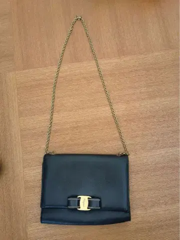 페라가모 Ferragamo 블랙 가죽 백 골드 금장 장식 포함