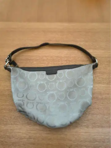 페라가모 Ferragamo 그레이 로고 숄더백