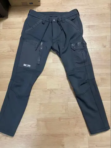 지퍼 포켓 부착 슬림 핏 팬츠 그레이