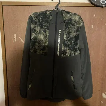 UNDER ARMOUR 후드 부착 점퍼 MD/M 블랙 카모플라쥬