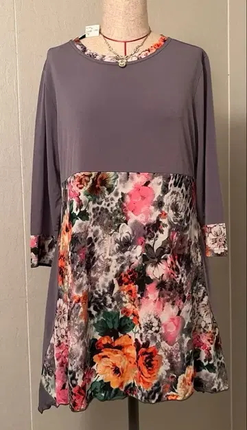 꽃무늬와 그레이 원피스