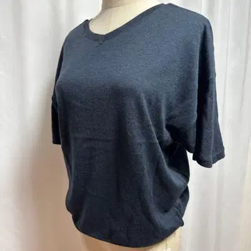 [택 포함 새상품] 리얼큐브 다크 네이비 V넥 반팔 니트 티셔츠