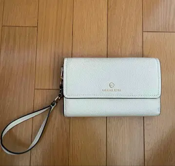 MICHAEL KORS 화이트 장지갑 스트랩 포함