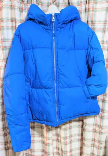 파란색 후드 부착 다운 자켓