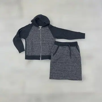 그레이 계열 후드 부착 자켓과 스커트 셋업