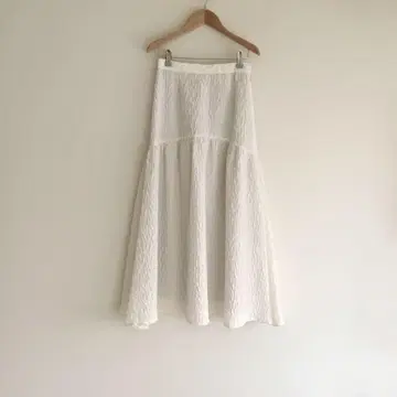 뷰티 앤 유스 자카드 개더 플레어 스커트 아이보리 S