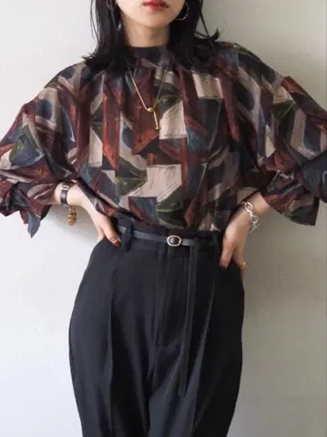 Lumier 레트로 프린트 프티 넥 블라우스 브라운