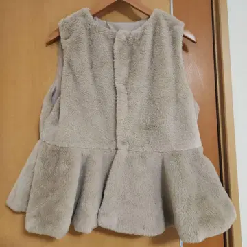 베이지 퍼 베스트 플레어 실루엣