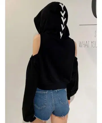 GYDA 오프숄더 후드 부착 크롭 후드티 블랙