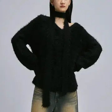 FEKETE 슬림 머플러 포함 V넥 샤기 니트