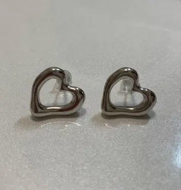 실버 하트형 스터드 귀걸이