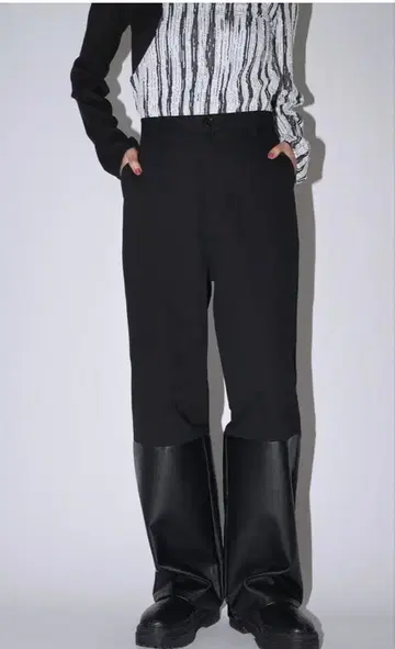 uenui FAKE LEATHER SWITCHING PANTS