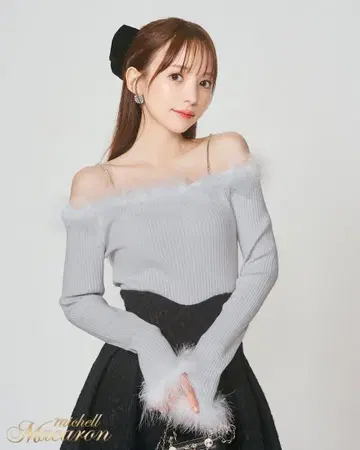 미셸 마카롱 페더 오프숄더 니트탑