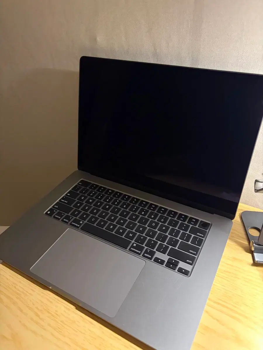 MacBook Air M3 15-inch base model, 100% battery, full box