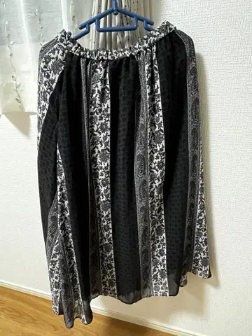 블랙과 화이트 플리츠 쉬폰 롱 스커트