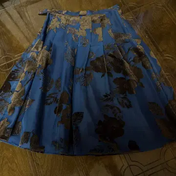 유키토리이 인터내셔널의 새상품 스커트