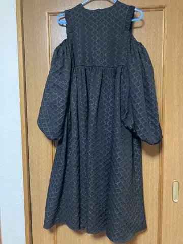 fitmore 오픈 숄더 자카드 원피스 숏 블랙