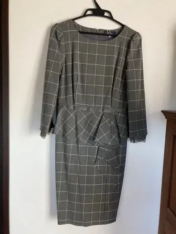 JUSGLITTY 그레이 계열 체크 무릎 기장 원피스 사이즈 1