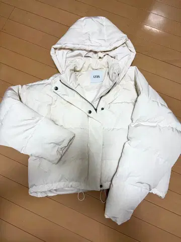 GYDA 후드 부착 화이트 다운 자켓