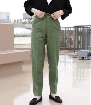 올리브 그린 하이웨스트 테이퍼드 팬츠