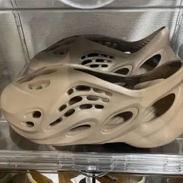 YZY FOAM RNR ONYX 27.5