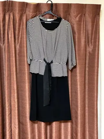 GALLERY VISCONTI 스트라이프 패턴 상의와 블랙 드레스 세트