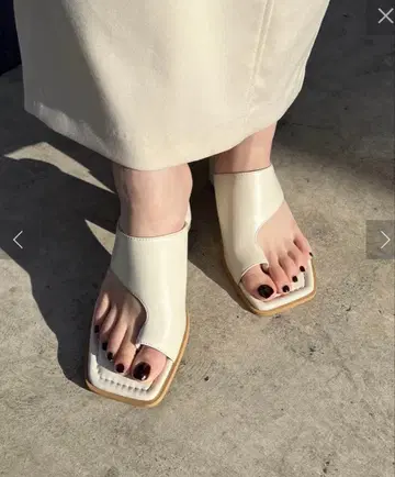 [ CAPRICIEUX LE'MAGE ] 톤그 뮬 샌들