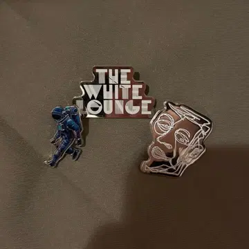 미세스 화이트 라운지 젠진 핀 배지