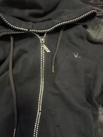 블랙 스톤 장식 후드티