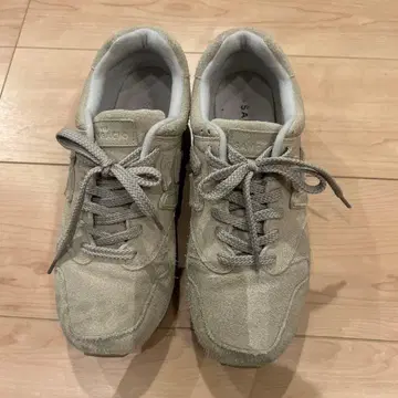 via SANGACIO 베이지 스웨이드 스니커즈