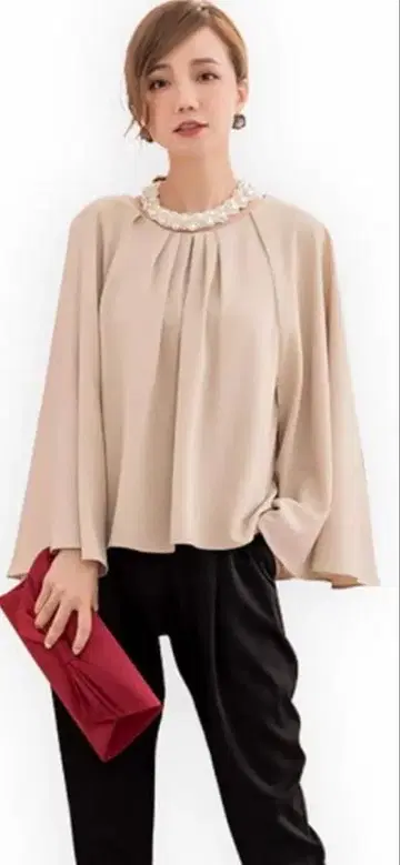 베이지 플레어 슬리브 상의