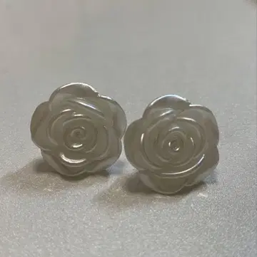 장미형 펄 화이트 스터드 귀걸이