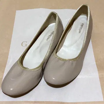 [새상품급] 베리코코 velikoko 와이드폭 25.5cm 베이지 펌프스