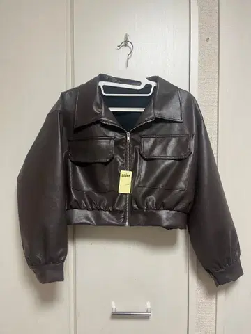 다크 브라운 크롭 자켓 합성 피혁