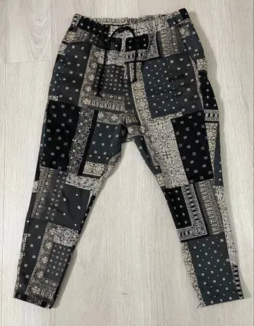 필코트 페이즐리 무늬 테이퍼드 팬츠