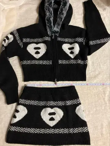 APEE 니트 셋업 미니 스커트 블랙 x 화이트