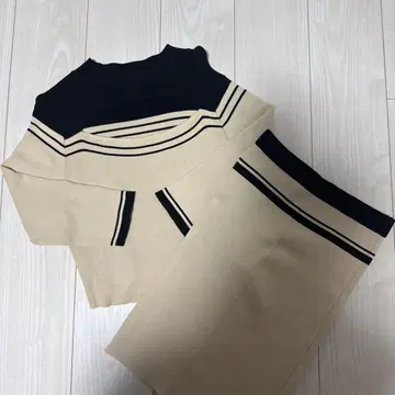 오프숄더 스트라이프 긴팔 니트